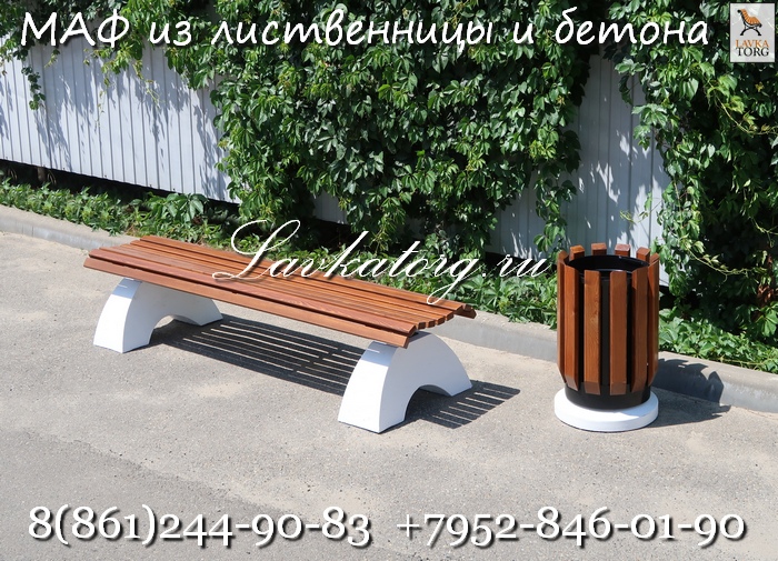 Скамейки без спинки и урны из дерева на бетоне