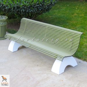 Металлическая скамейка на бетоне