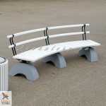 Радиусные скамейки со спинкой на бетоне