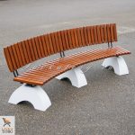 Радиусные скамейки из лиственницы со спинкой на бетонных опорах