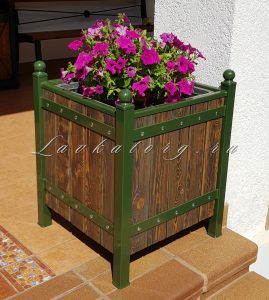 Кашпо из брашированной лиственницы и металла 