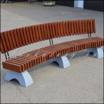 Скамейки радиусные из лиственницы на бетоне
