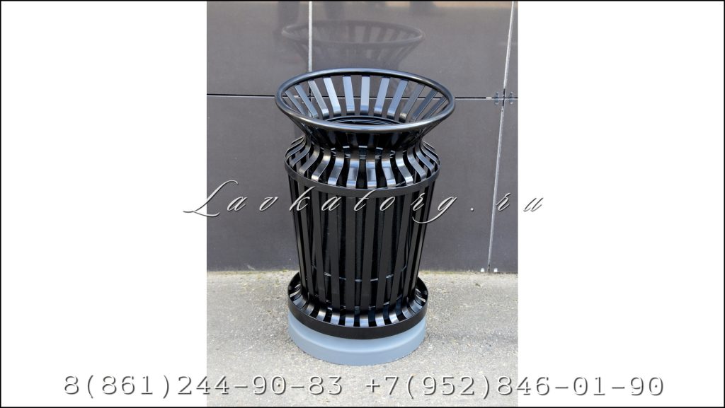 Урны уличные металлические на бетоне