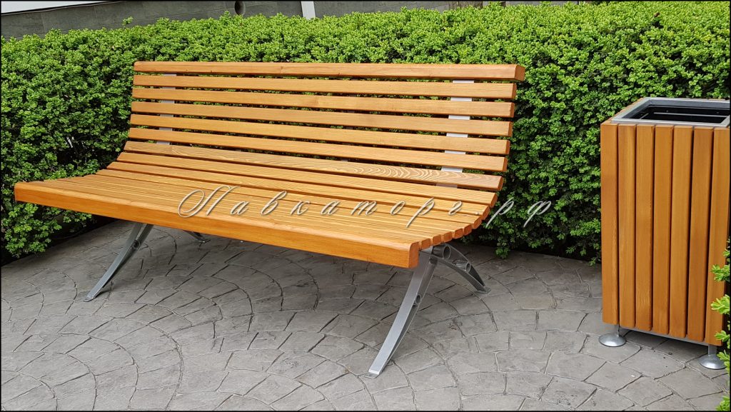 Скамейки из дерева лиственницы на стальных опорах