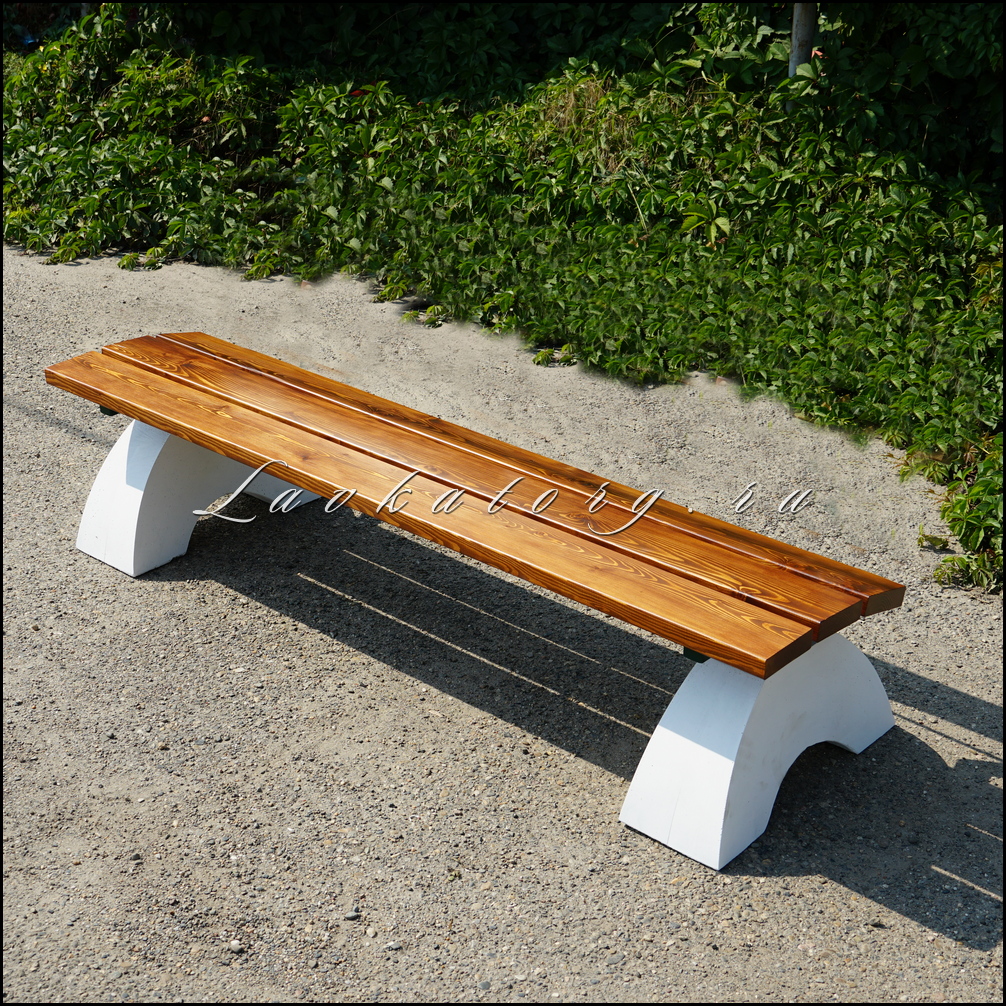 Скамейки из дерева лиственницы на бетоне