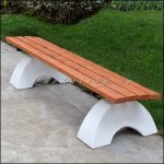 Скамья без спинки из лиственницы на бетоне